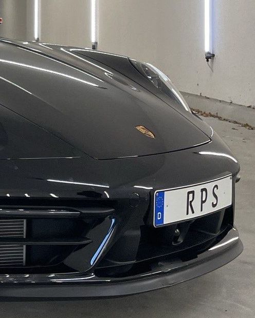 Front eines schwarzen Porsche 911 mit RPS-Kennzeichen