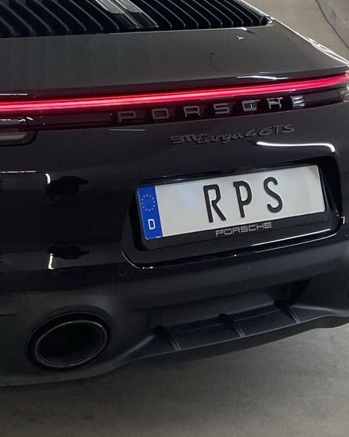 Heck eines Porsche 911 Targa mit Leuchtband und RPS-Kennzeichen